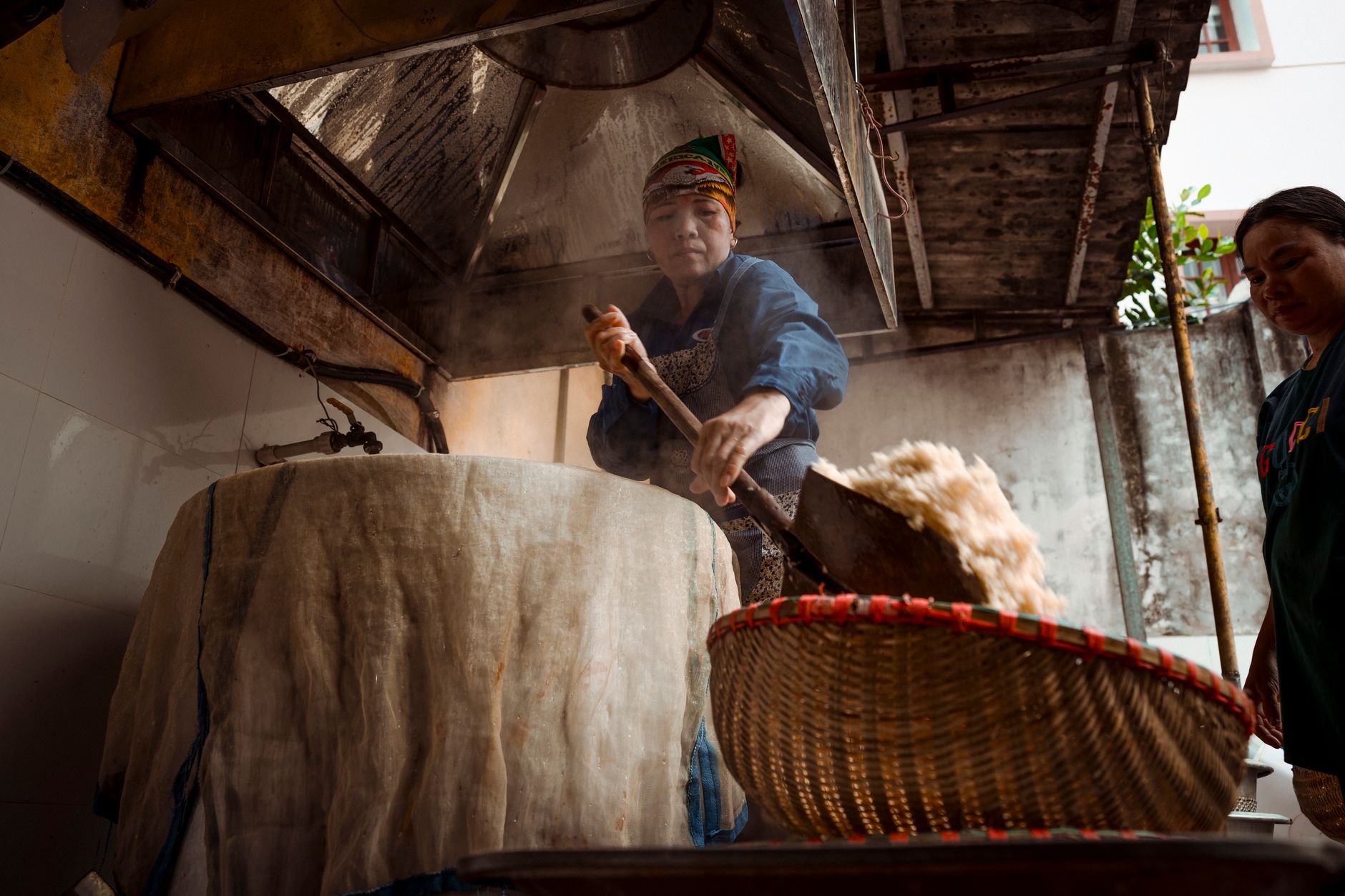 a large pot of straw steaming on a stovetop for mushroom cultivation