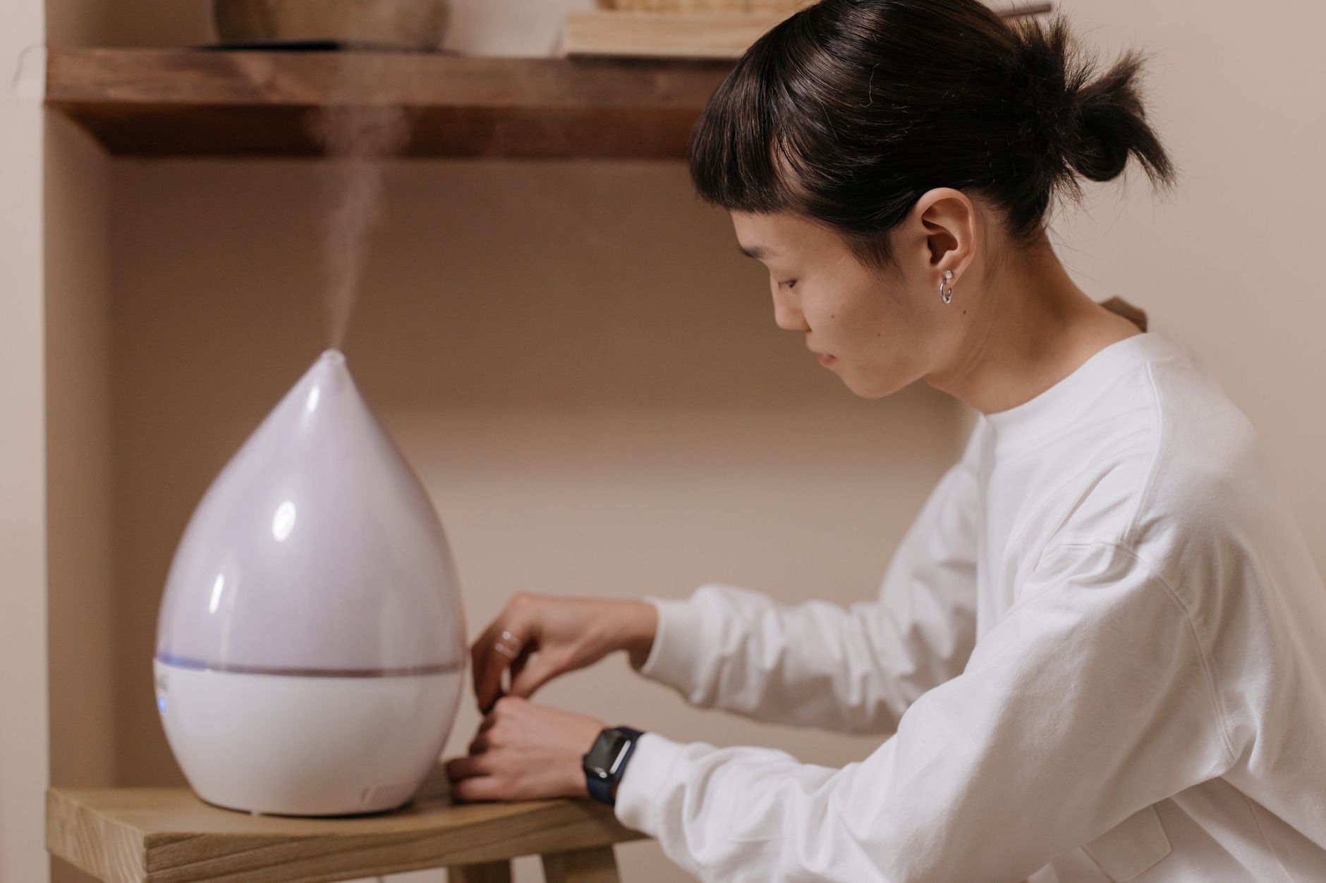 digital hygrometer and ultrasonic humidifier inside a mushroom grow tent